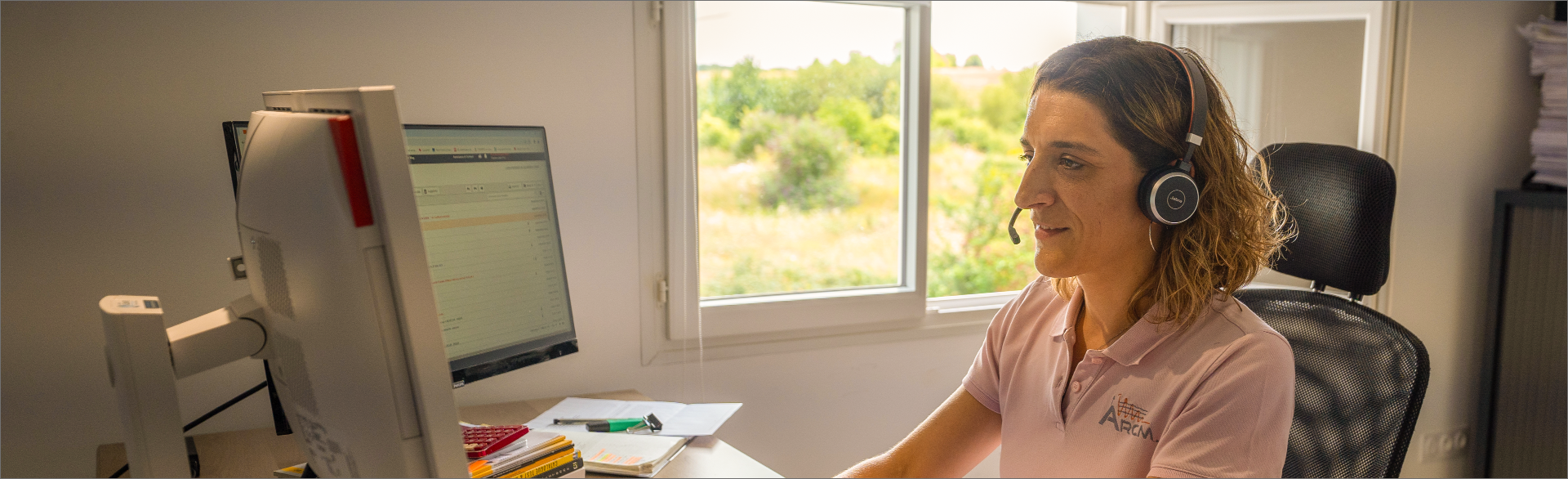 Employé de la société ARCM répondant au téléphone